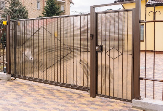 Купить ворота из профлиста с элементами ковки, с металлическими столбами в рамке или под дерево в Михайловке от 154096 руб