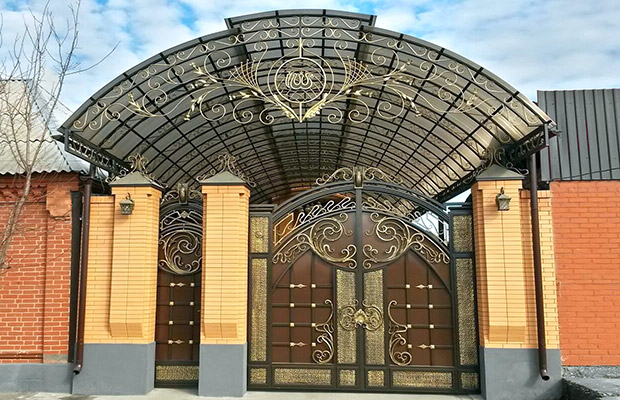Купить или заказать ворота для дома с навесом - стильные и надежные решения для вашего участка в Михайловке от 41760 руб | ВоротМастер-Мхл